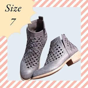 Gray size 7 ankle boots